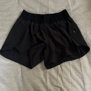 Lululemon Tracker shorts 4”